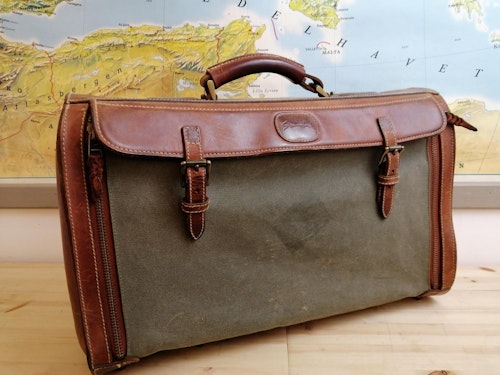 Resväska i portföljformat brun läder grön canvas ytterfack
