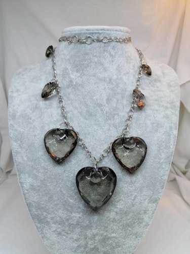 Bijouteri halsband kedja med stora grå genomskinliga hjärtan