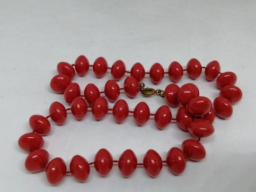 Vintage retro bijouteri halsband röda pärlor platt form