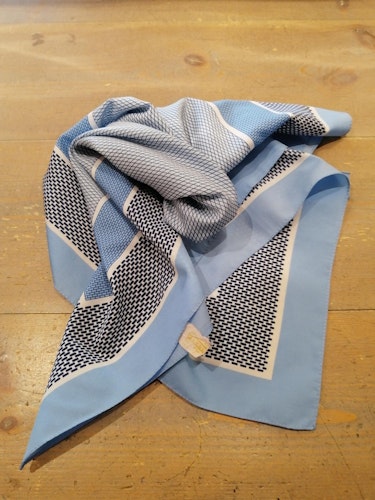 Vintage sjal scarf scarves mönstrad i rutor ljusblå blå och vit