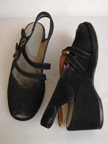Vintage svarta skor med kilklack öppen tå  bronsf spännen slingback stl 3738