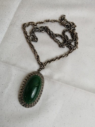 Vintage halsband silverfärgad stor oval grön sten glas