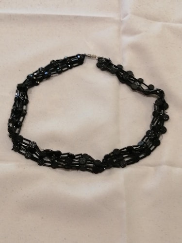 Vintage bijouteri smycke svart bredare med avlånga och runda pärlor
