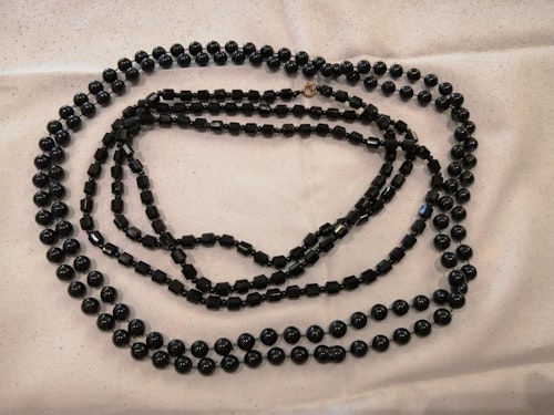 Vintage bijouteri smycke 2 långa svarta halsband