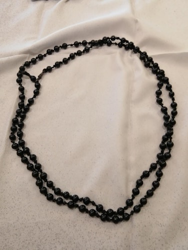 Vintage bijouteri smycke halsband svarta träpärlor med knut mellan