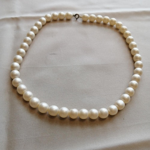 Vintage bijouteri halsband pärlhalsband matta större pärlor pärlemor