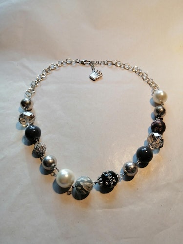 Second hand bijouteri smycke halsband silverf kedja grå vita stora pärlor