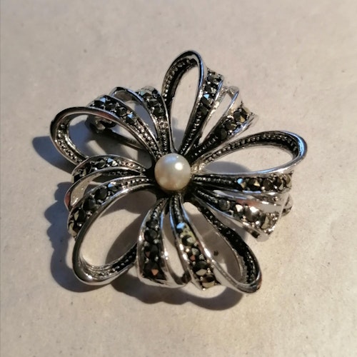 Vintage bijouteri brosch silverf blomma med pärlmitt och grå glitterstenar