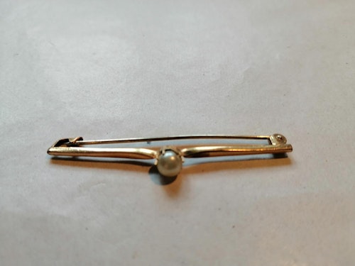 Vintage bijouteri brosch slipsnål smal guldfärgad med vit pärla