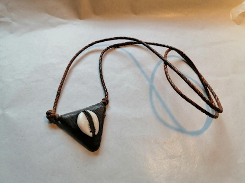 Second hand bijouteri halsband läderlänk triangel brunt läder med snäcka unisex