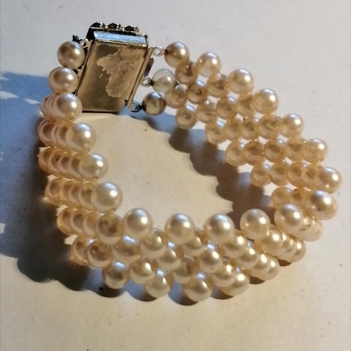 Vintage bijouterier armband med många pärlor vackert spänne