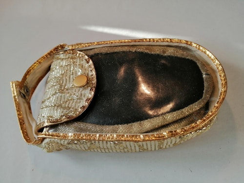 Vintage innetofflor guldf i liten genomskinlig väska