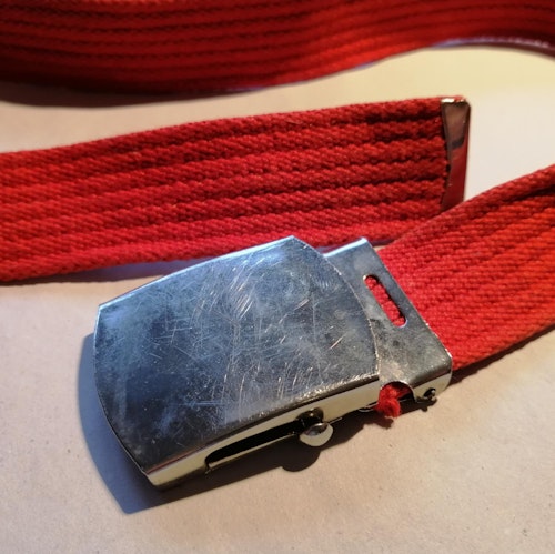 Vintage skärp bälte röd textil med miltärspänne silverf