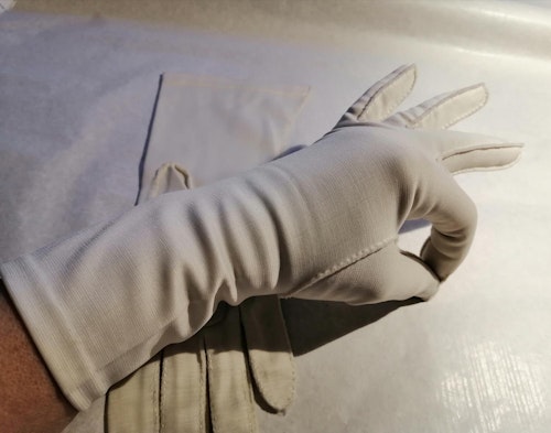 Vintage ljusa handskar syntet lite längre stl 7-8 ca