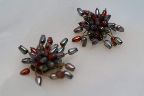 Vintage retro örhängen clips spretiga gråa roströda pärlor på tråd 506070-tal