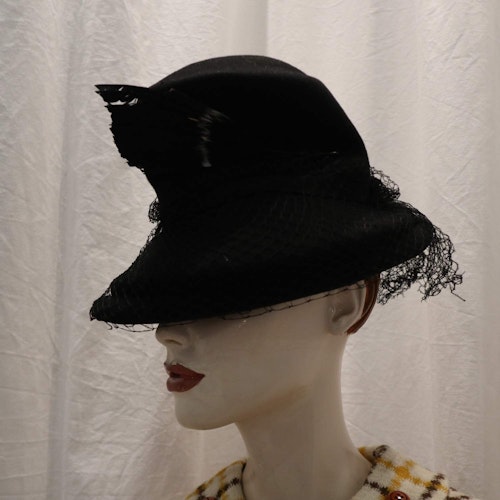 Vintage retro hatt damhatt svart filt toppig brätte flor fjäder 405060-tal