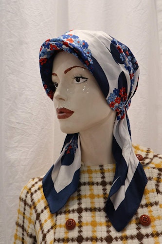Vintage retro färdigknuten sjalett vit blå röd syntet 506070-tal