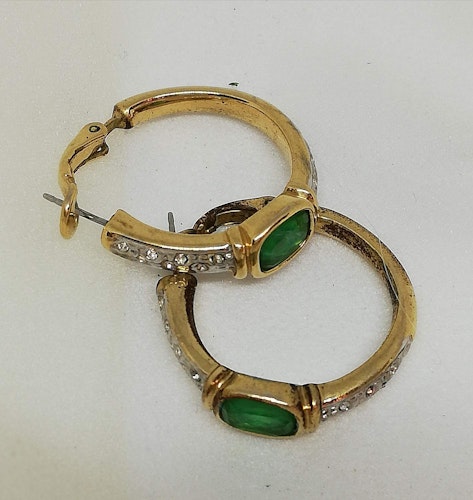 Retro örhängen för hål creoler strass grön sten silver och guldfärgade 80-tal
