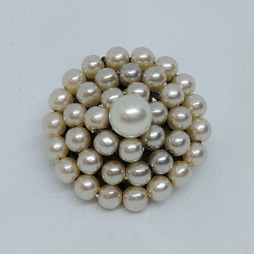 Vintage retro brosch rund med massor av små pärlor grå-vita