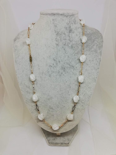 Vintage retro halsband vita oregelbundna pärlor och guldfärgad metall mellan