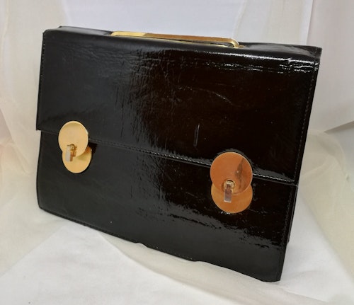 Retro väska svart lack konstskinn med guldfärgade detaljer och handtag 6070-tal