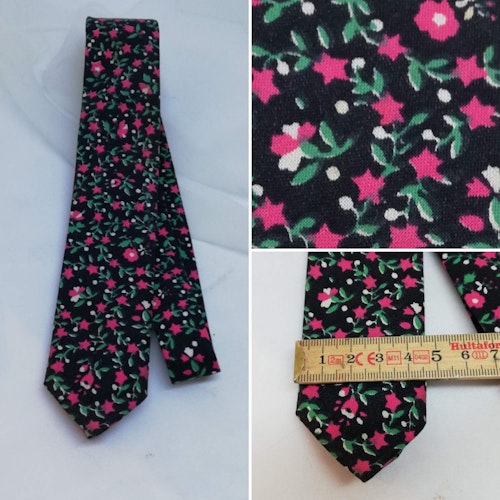 Smal slips svart bakrund blommig i rosa grönt bomull