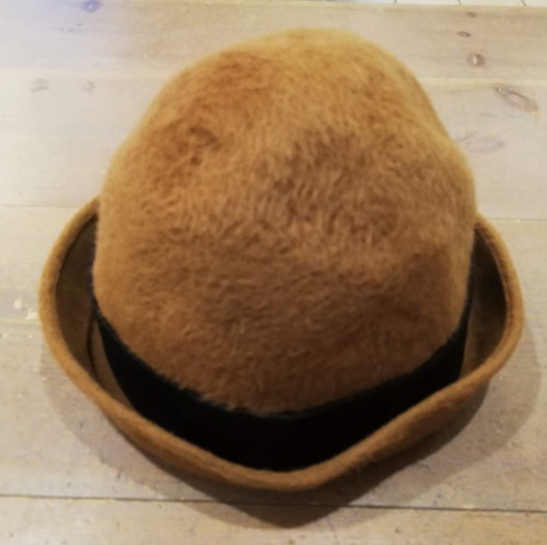 Vintage retro hatt damhatt beige kamelhårsfärgad svart band vikt brätte 5060-tal