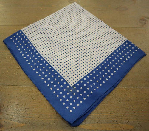 Retro scarf scarves sjal blå mellanblå vita prickar och motsatt kvadratisk