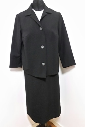 Retro svart dräkt med kjol och jacka syntet 70-tal