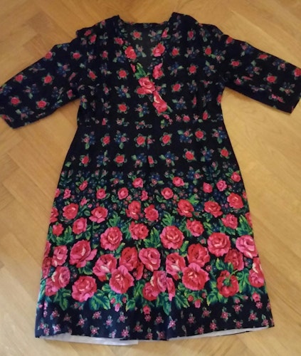 Retro vintage klänning svart och rosenblommig