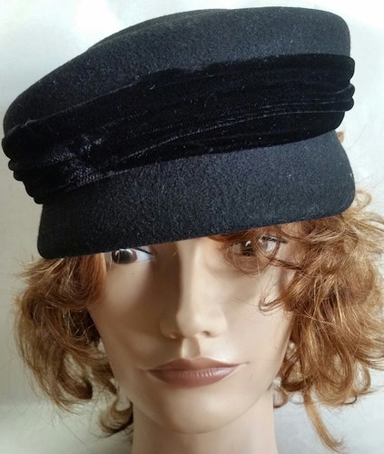 Retro vintage damhatt pillerburk i svart med dekorationsband, plattare hatt