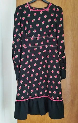 Retro rosablommig klänning svart botten 70-tal Vinetta