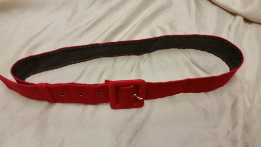 Skärp bälte retro tygklätt rött skärp med rött spänne också i tyg  506070-tal - Vintage Corner Österlen
