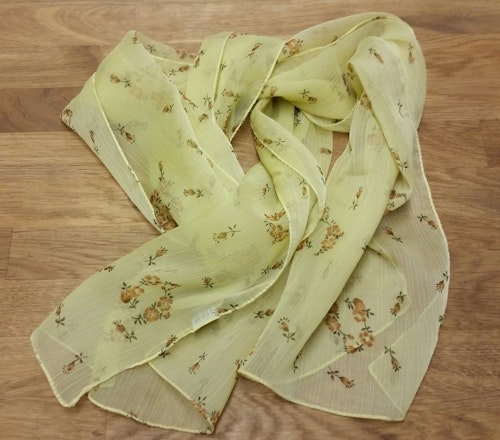 Retro scarf scarves sjal avlång tunn ljusgul med rosenknoppar, syntet