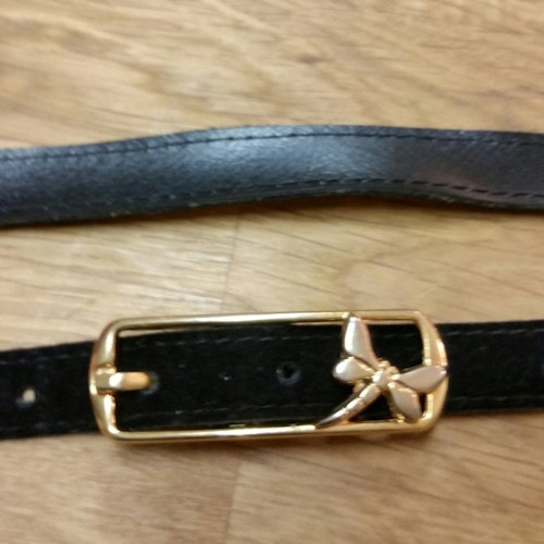 Retro skärp bälte smalt svart mocka med guldfärgat spänne med slända på 70-tal