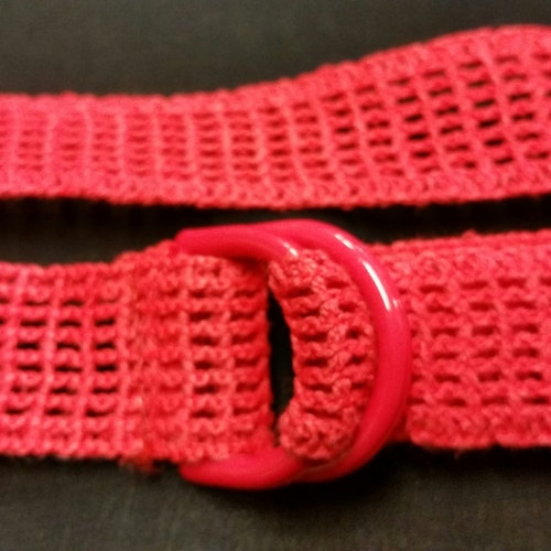Retro skärp bälte rött plastaktigt med plastspännen 6070-tal