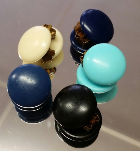 Retro smycke bijouteri örhänge 5 st clips knappar i plast olika färger (D)