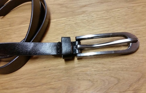 Retro skärp bälte svart smalt läderaktigt med avlångt spänne metallfärgat