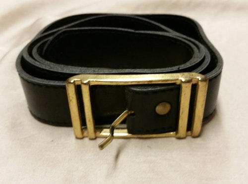 Retro skärp bälte svart läderlook med guldfärgat spänne unisex