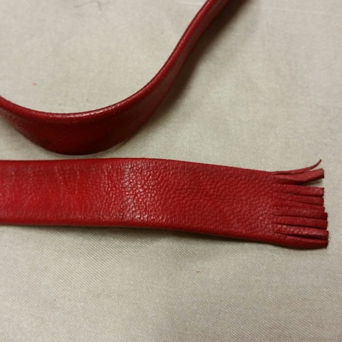 Retro skärp bälte smalt rött nappaskinn knytskärp med korta fransar