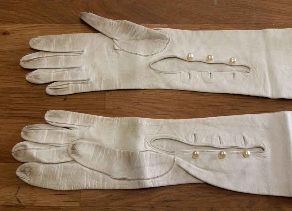 Retro vintage damhandskar långa vita sämskinn med pärlemorknappar