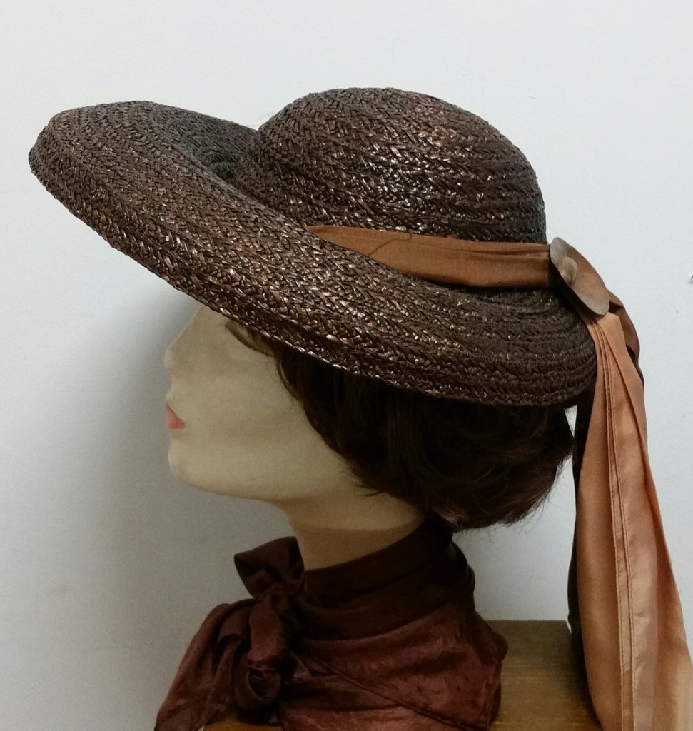 Vintage damhatt flätad med vida brätten rund liten kulle, scarf och brosch, brun