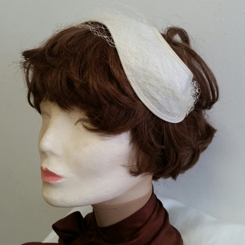 Vintage hårprydnad till bruden, vit oregelbundet formad med flor