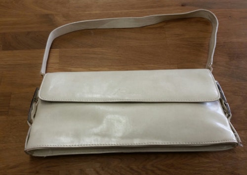 Vintage handväska vit med kort rem handtag märkt Puccini