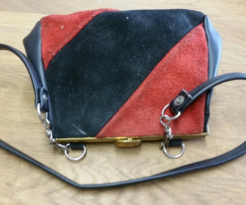 Vintage handväska liten med smal axelrem svart och röd mocka 60-tal 70-tal
