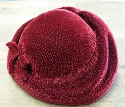 Vintage damhatt röd sammetshatt med rosett och oregelbundna kanter