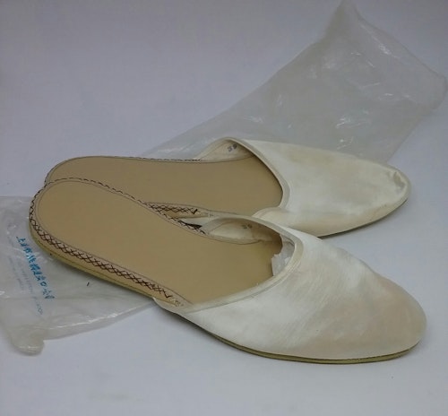 Vintage retro tofflor kinesiska slippers vit satin stl 38 ca 60-tal