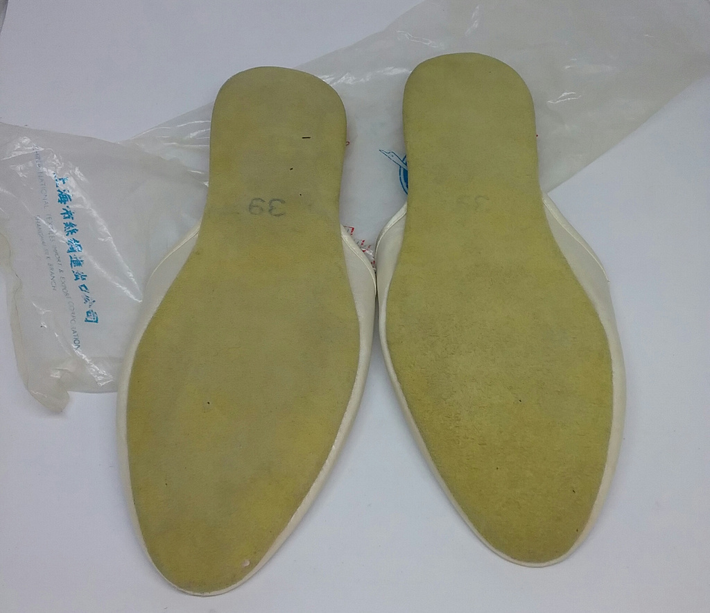 Vintage retro tofflor kinesiska slippers vit satin stl 38 ca 60-tal