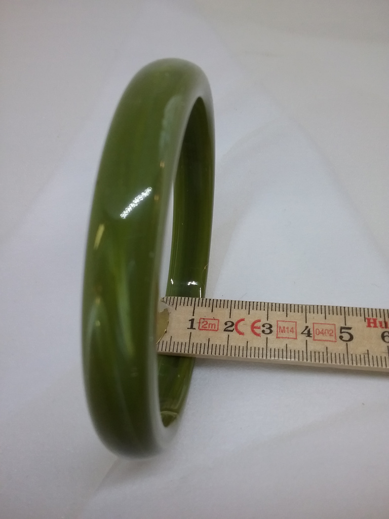 Retro armband plast oliv-grönt lite melerat smalt