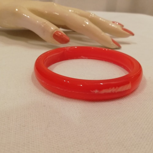 Retro armband plast klar-rött lite melerat smalt
